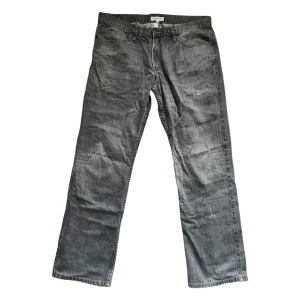 Gråa straight jeans - Snygga grå jeans från Redwood Jeans med klassisk femficksdesign och raka ben. Jeansen har en diskret tvättad look och läderpatch med logga bak i midjan. Perfekta till en avslappnad stil och funkar året runt.