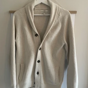 Kofta (cardigan) - Stilren kofta i färg, beige. Säljer för den inte används mer. Skriv om du har någon fråga!😃