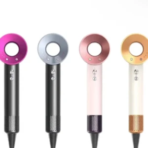 Dyson Supersonic Hårfön - Dyson Supersonic hårfön i flera färger, känd för sin kraftfulla och tysta motor samt innovativa design. Synligt i mycket gott skick utan repor eller slitage. Perfekt för snabb och skonsam hårtorkning med flera värme- och hastighetsinställningar.