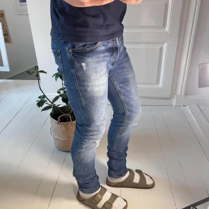 Jack and Jones jeans  - Jack and Jones jeans slim fit gleen , Mått A: 38, B: 107  cm. Modell: Slim fit / Gleen. Modellen är 180cm 75 kg och bär W29 L34 ✌️