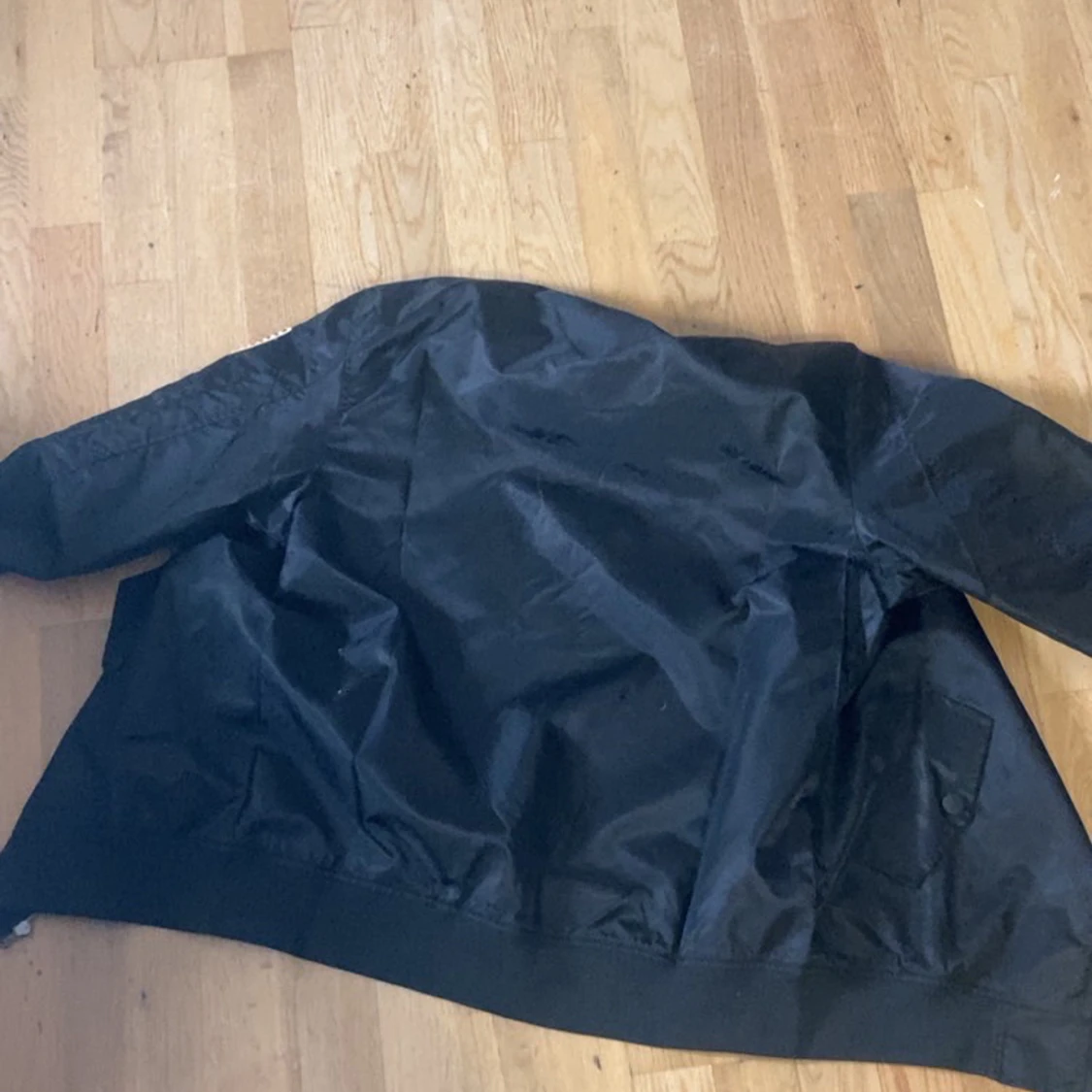 Svart NASA bomberjacka med patches - 1