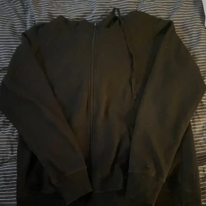 Svart hoodie med zip up - Svart zipup den är ganska använd men inge hål eller så.