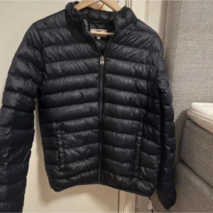 Svart pufferjacka från Hampton Republic - Svart pufferjacka från Hampton Republic med quiltad design och dragkedja framtill. 