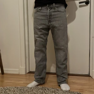 Grå jeans Jack & Jones - Ett par snygga jeans från Jack & Jones i färgen grå. Rak passform och de passar till det mesta.