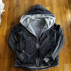 Vintage teddyhoodie❄️ - Mysig grå teddyhoodie med fluffigt foder och huva. Hoodien har dragkedja framtill och är perfekt för kyliga dagar. Snygg tvättad denim look och långa ärmar ger en avslappnad vibe.