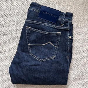 Jacob cohën jeans bard - Jacob cohën jeans BARD i nyskick .  Storlek W33 , modellen är 180 cm och 75 kg. Mått A: 42  cm, B: 106 cm. Kom med frågor!  Personlig favorit pågrund av dess otroligt clean patch 