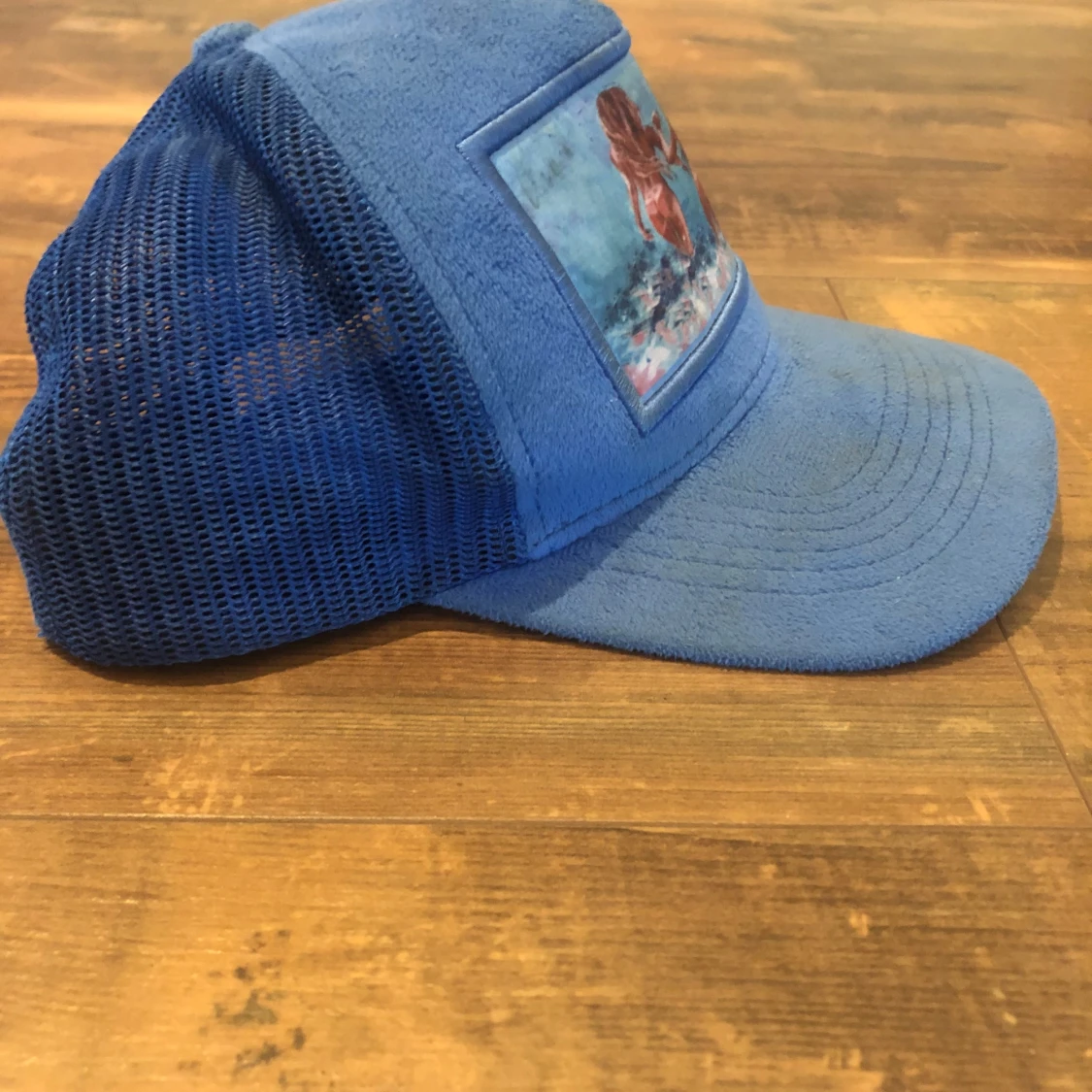 Blå keps med mesh och konstmotiv - 2