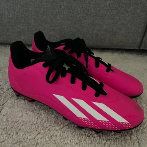 Adidas rosa fotbollsskor med snörning - Fotbollsskor från Adidas,stl 36 som använts vid två tillfällen