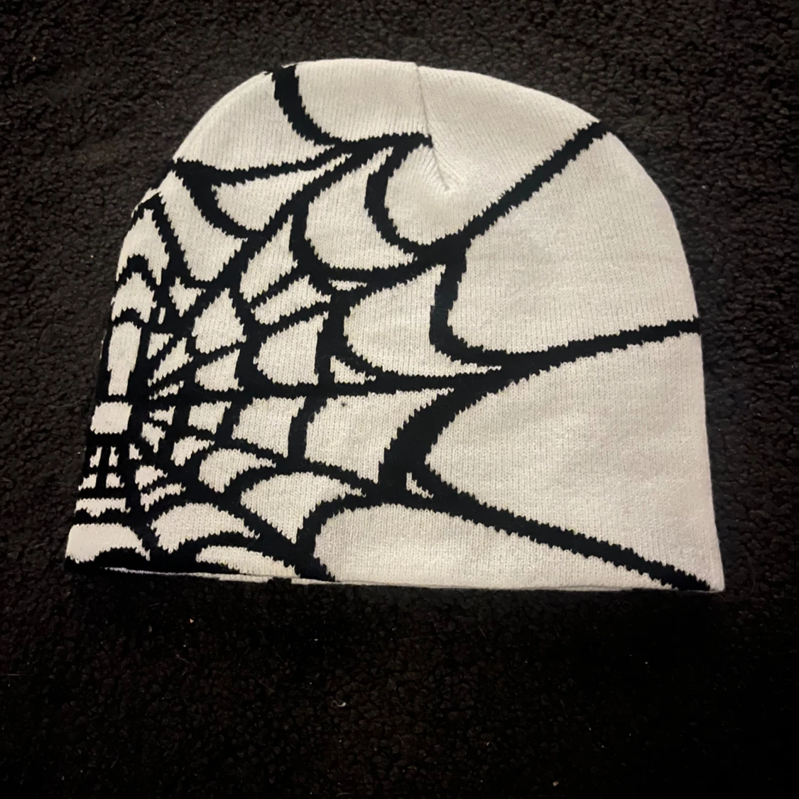 3st Stickad mössa med spindelnätsmönster