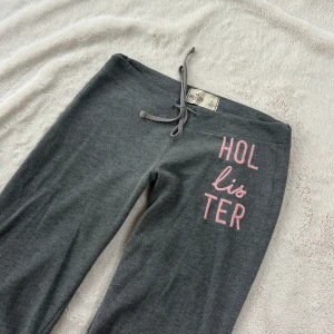 Hollister lågmidjade byxor - Ett par byxor från Hollister i storlek S. Rakt över midjemått: ca 38cm. Innebenslängd: ca 78cm. Jag fraktar inom 24h. Se liknande plagg i min profil! 