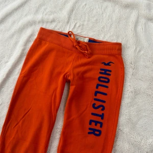 Hollister lågmidjade byxor  - Ett par byxor från Hollister i storlek M. Kan upplevas mindre i storlek. Rakt över midjemått:  ca 37cm. Innebenslängd: ca 74cm. Jag fraktar inom 24h. Se liknande plagg i min profil! 