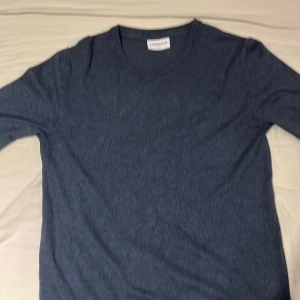 Mörkblå stickad tröja från Lindbergh - En riktigt fräsch tröja från lindbergh som är i princip ny förutom lite skrynklingar som man kan se på första bilden men annars som ny! Nypris ligger på 699 och denna passar både M och S!