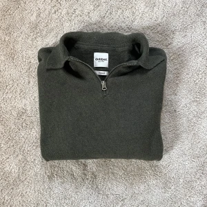Mörkgrön stickad tröja - Helt ny mörkgrön stickad ulltröja från Dobber, nypris runt  2400kr, säljer den nu till ett otroligt bra pris. Först till kvarn! Storlek M