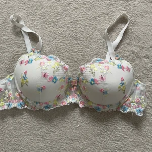 Vit bh med broderade blommor - Jätte fin bh från Cubus! Säljer den då den inte passar, den är endast testad och aldrig använd! (Ny pris 299 kr)       Hör gärna av dig om du undrar något, köp gärna med Instabox då jag postar snabbast där! Kvar tills markerad som såld 🫶🏼💘💘