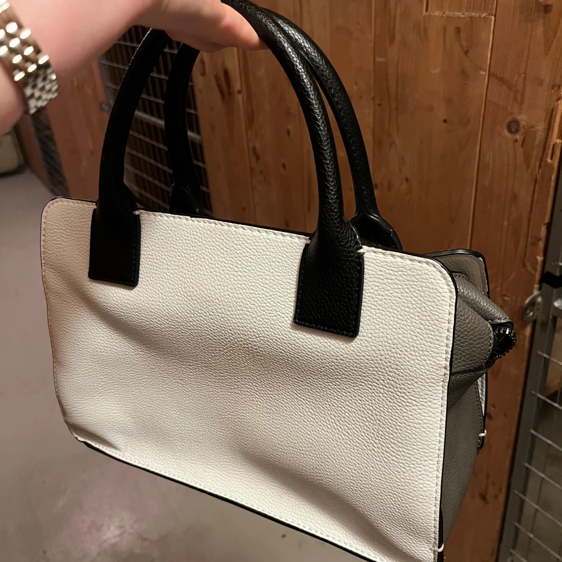 Vit och svart handväska från Guess - 2