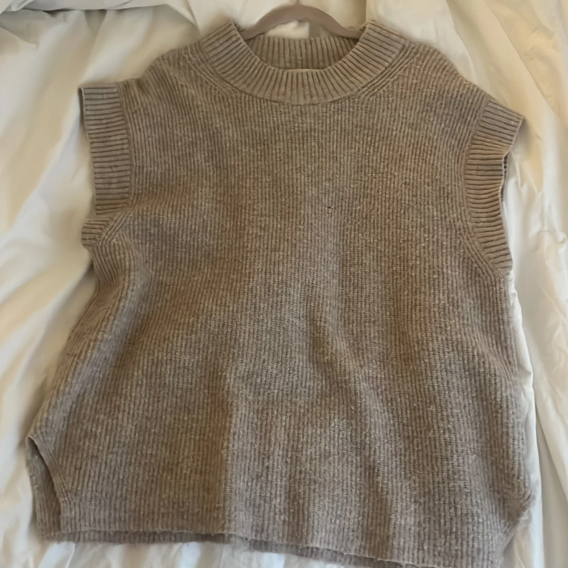 Beige stickad väst från Neo Noir - 4