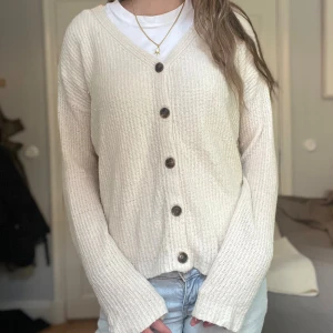 Beige stickad kofta  - Supersnygg kofta!!💕💕