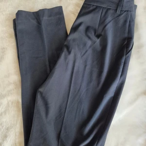 Nya byxor - Helt nya. Jag upplever att dem är små i storleken då dem inte passar mig som vanligtvis har storlek 38. Mått i midjan är ca 75cm (lite svårt att mäta exakt) längden är ca 100cm. Katt finns i hemmet.