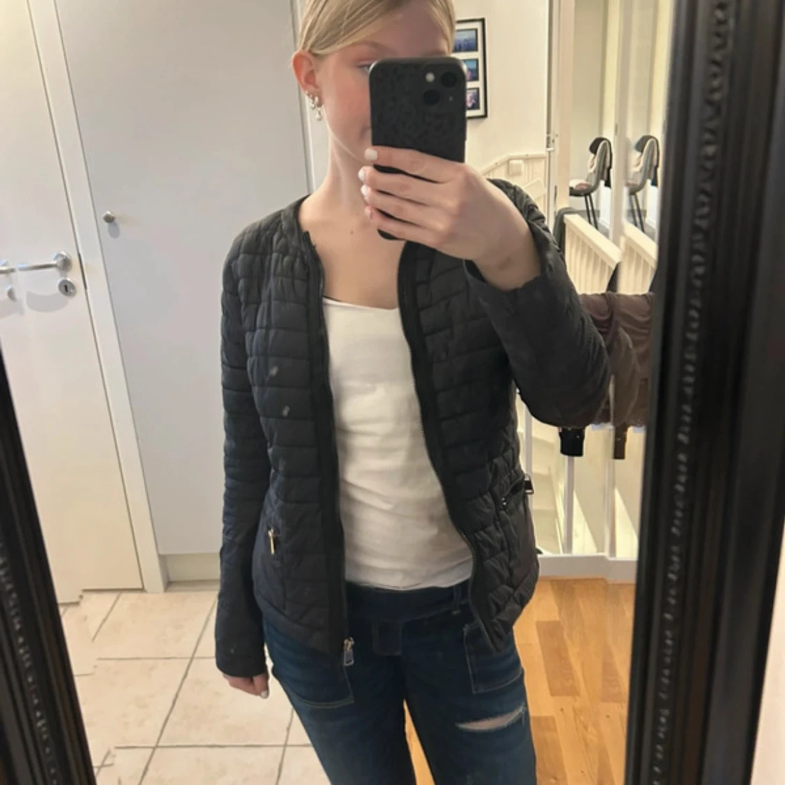 Svart quiltad pufferjacka med dragkedja