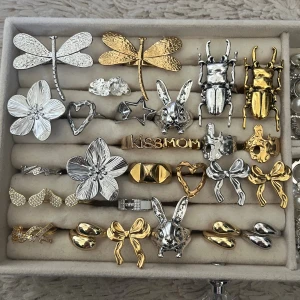 Ringar i guld och silver  - Säljer justerbara (inte alla) smycken i guld och silver. alla är helt nya. Stora ringar 99kr st. Små ringar 89kr st. Halsband 99kr st. Örhängen 99kr. Vid köp av fler saker får du rabatt 🎀skriv till mig innan du köper för att vara säker på att smycket inte är sålt!💕 det finns separata annonser för varje smycke. Köpt gärna genom bundle om du vill köpa flera!💘