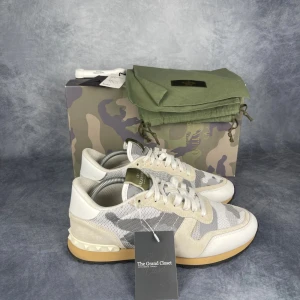 Valentino Rockrunner - Skick: 9,5/10, som ny. | Ingår: Skor, box, dustbags, kort, extrasnören och Vinted Inspection Label. | Nypris: +- 7000 SEK.