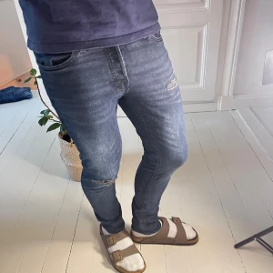 Jack and Jones slim fit gleen - Jack and Jones jeans slim fit gleen , Mått A: 39, B: 96 cm. Modell: Slim fit / Gleen. Modellen är 180cm 75 kg och bär W30 L30.✌️