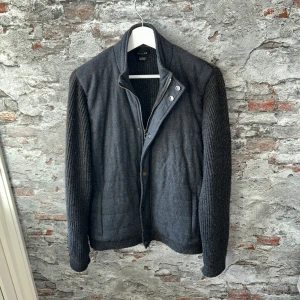 Massimo Dutti Cardigan - Mycket fint skick, inga defekter. Storlek L men sitter mer som M/L, passar dig som är mellan 178-185cm ungefär. Nypris ca 2000kr. Modellen är 185 cm, 79 kg. Passar bra nu till vintern. Skriv för mer information!🤝