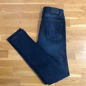 Nudie jeans - Nudie jeans 28/32, marinblå/svart, snygg passform. Bra kvalitet och i fint skick. 
