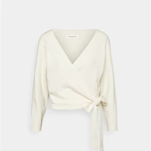 Vit omlottkofta från Even&Odd - Så snygga kofta från even&odd helt oanvänd och perfekt nu till hösten. Om ni vill ha mer bilder är de bara att höra av sig💕💕