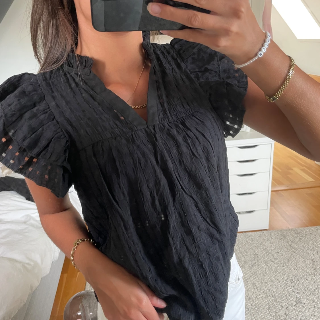 Svart blus med volangärmar