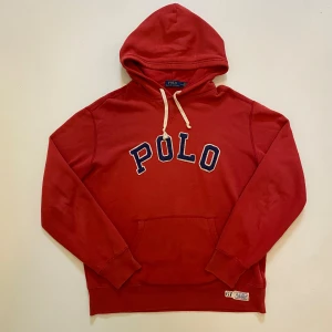 Röd polo Ralph lauren hoodie L - Röd polo Ralph lauren hoodie //  Mycket bra skick //  Storlek L //  Skriv vid insta fråga eller fundering💯🤝