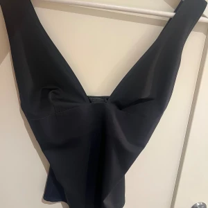 Body Zara - Svart supersnygg body från Zara i storlek S🖤Aldrig kommit till användning utan endast provats😊Funkar till allt (väskan & kjolen på sista bilden finns också ute att köpa till en hel look🩷)