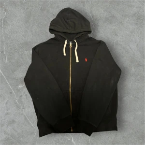 Ralph Lauren Zip Hoodie Svart - 📍Storlek:XL  💪🏽Skick:Mycket bra   📐Mått:Längd:71cm:Axelbredd:54cm  📎Material:84%Bomull:16%Polyester  📦Skickar alltid inom 24h  💸Köp fler plagg för att få billigare pris  ✅Äkthetsgaranti
