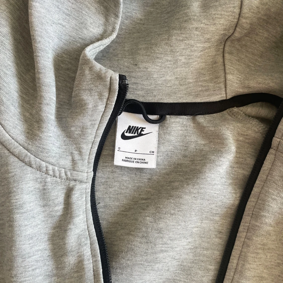 Grå hoodie från Nike med dragkedja - 1