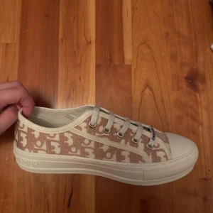 Walk n Dior intressekoll - En intressekoll på mina skor som jag funderar på att sälja. Hade kunnat sälja för 5500 direkt. Skriv om ni har funderingar. I nyskick