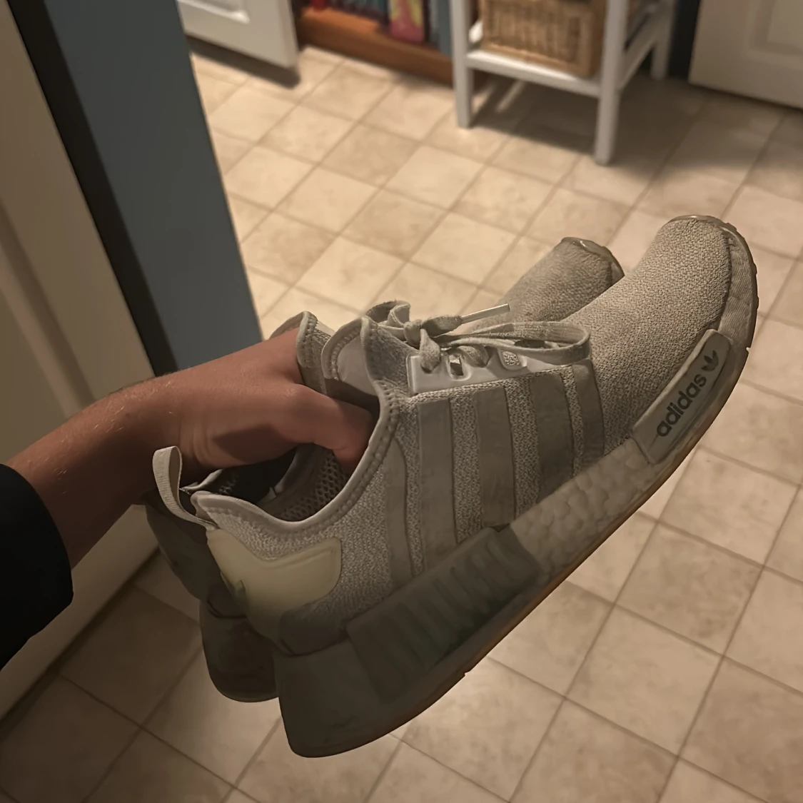 Adidas NMD R1 sneakers i ljusgrått