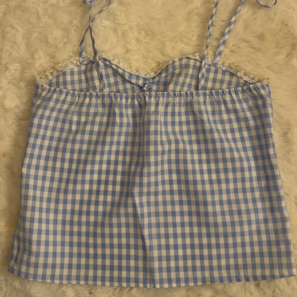 Blåvit rutig linnetopp med rosett - 1