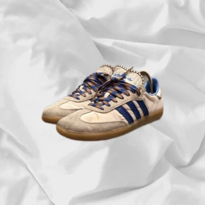 Adidas x Wales Bonner - Snygga skor från Adidas x Wales Bonner i royal blue – enkla att matcha och sköna att bära. Ett stilrent val, noggrant utvalt med omsorg av AM Clothing.  📩 Frågor? Hör gärna av dig! 📲 Följ oss här på Plick för fler uppdateringar. ♻️ Tack för att du handlar mer hållbart med AM Clothing!