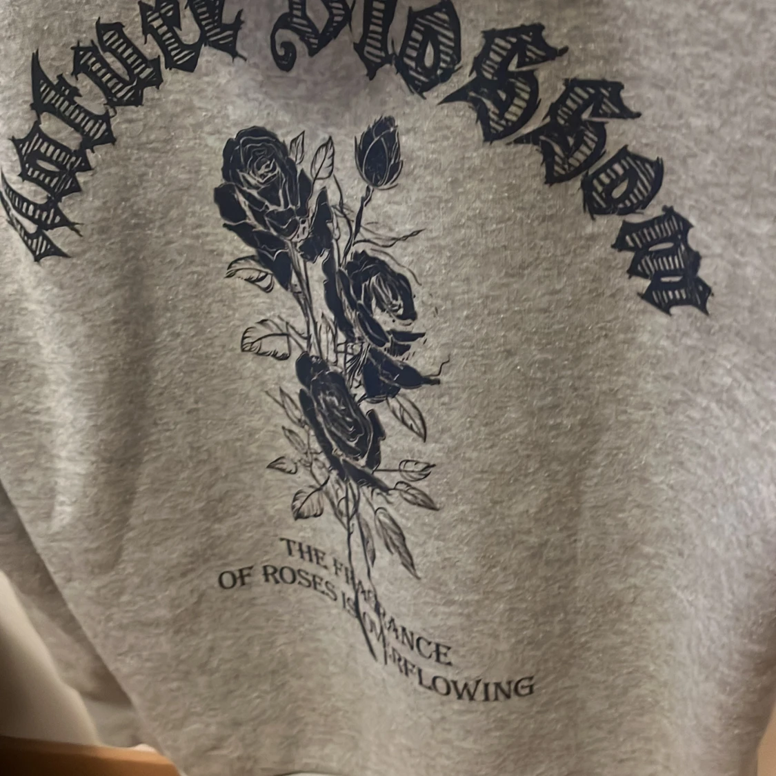 Grå hoodie med ros-tryck - 2