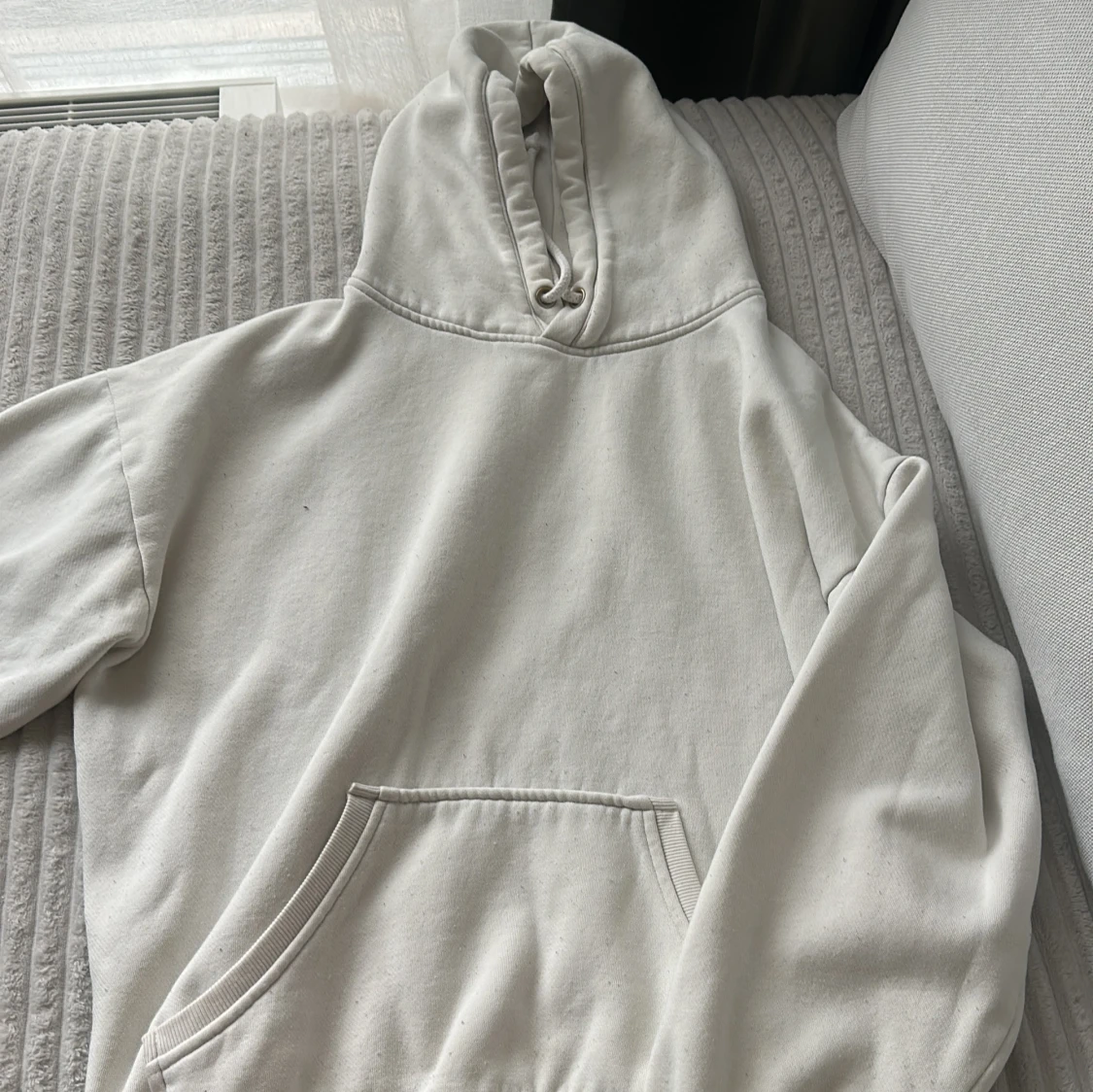 Vit hoodie med huva och ficka