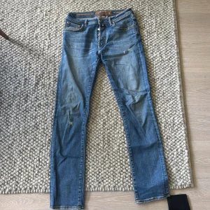Jacob Cohën Limited Edition jeans - Snygga blå jeans från Jacob Cohën Limited Edition, tillverkade i Italien. Klassisk femficksmodell med raka ben och normal passform. Nummer 55 av 151 st. Size 30
