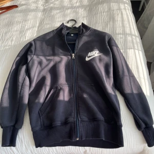 Nike tröja - Nike tröja i färgen mörkblå i storlek M