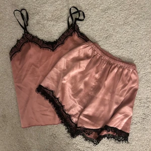 Rosa linnetopp med spets XS - Säljer denna jättesöta slikes pyjamasen som är som är gammelrosa, den är nästan aldrig använd pga den var lite för stor när jag köpte den, känns som S men är i XS, superfint skick!