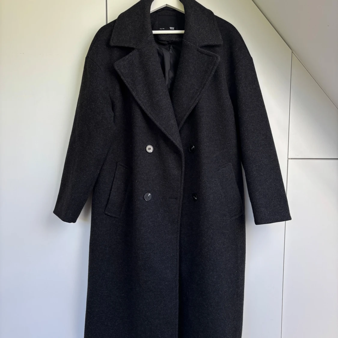 Svart ullkappa från 157