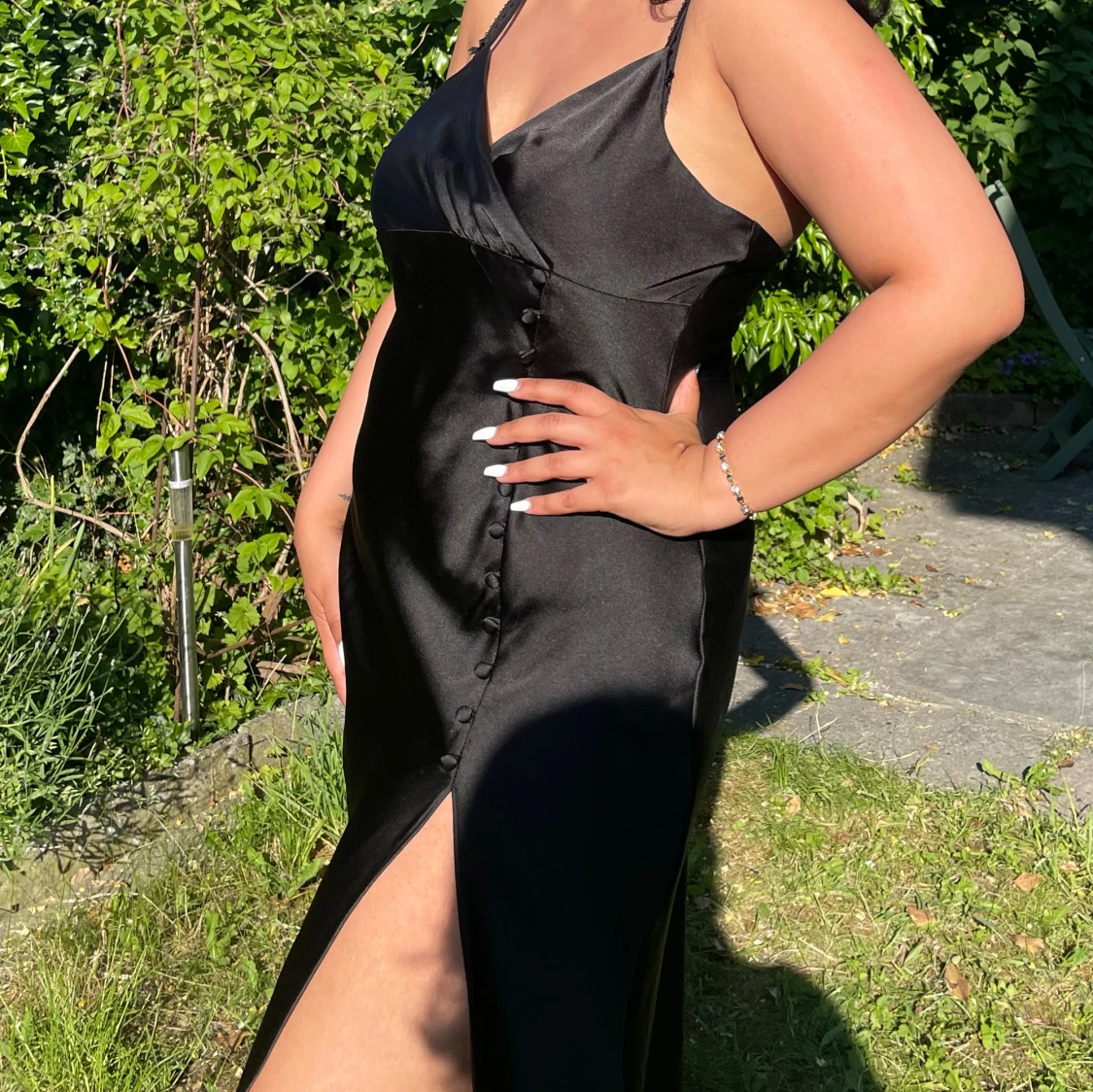 Svart midi satinklänning med knappdetalj på sidan - 1