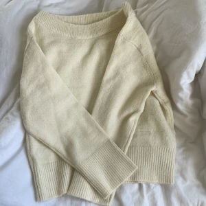 Ljusgul stickad tröja från Gina Tricot - Supermjuk och oversized stickad tröja i ljusgul. Helt ny. Har aldrig använt på grund av att jag ångrar mig och gick ej att lämns tillbaka. Super fin🤩