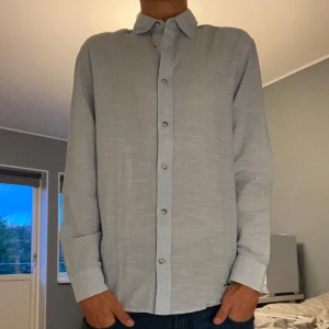 Ljusblå linne skjorta. - Snygg ljusblå linne skjorta. Perfekt till dig som gillar att klä upp sig. Killen på bilden är 177 cm