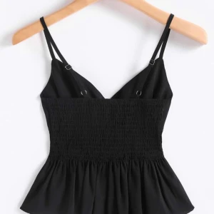 Söt svart topp  - Säljer denna svarta topp då den inte används längre💞