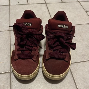 Vinröda Adidas  - Vinröda adidas storlek 38. Haft i ca 2 månader, nyskick bara lite smuts som jag ska tvätta av. 