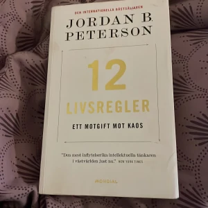 12 livsregler: Ett motgift mot kaos - En internationell bästsäljare där kliniska psykologen Jordan B. Peterson ger 12 konkreta livsregler. Perfekt för unga vuxna som vill ha inspiration, struktur och nya perspektiv på vardagen och livet. Lättläst, tankeväckande och fylld med praktiska tips.